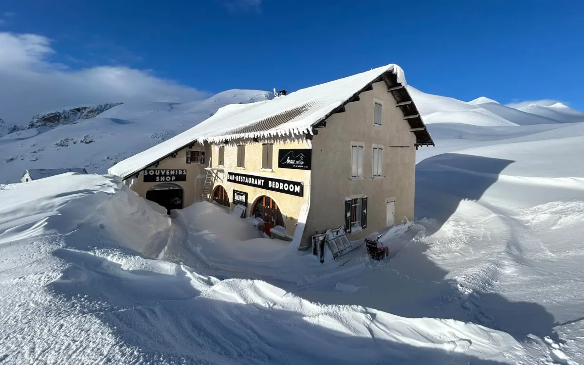 Refuge situé au col du Galibier