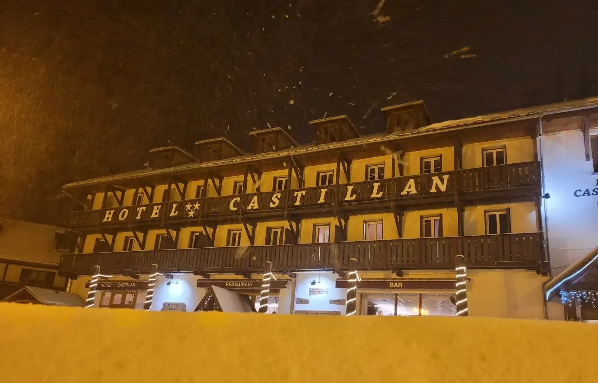 L'Hotel Castillan face à la Meije sous la neige