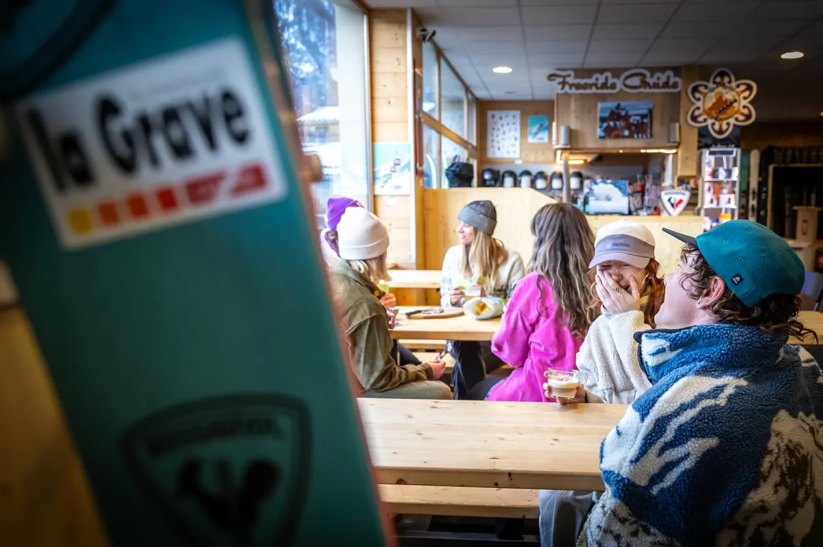 Ambiance after ski au concept store Snowlegend proche du télécabine à La Grave ©snowlegend