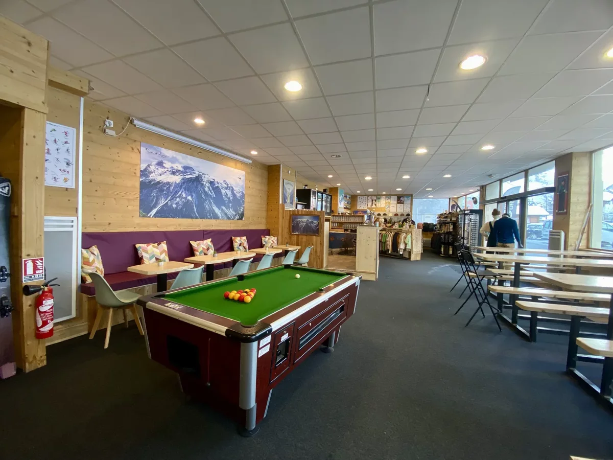 Ambiance after ski au concept store Snowlegend proche du télécabine à La Grave ©snowlegend