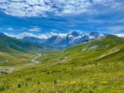 Le tour du Plateau d'Emparis par le lac Lérié, les steppes de Mongolie en France Longueur totale : 40 km Altitude max : 2445m min : 1450m (...)