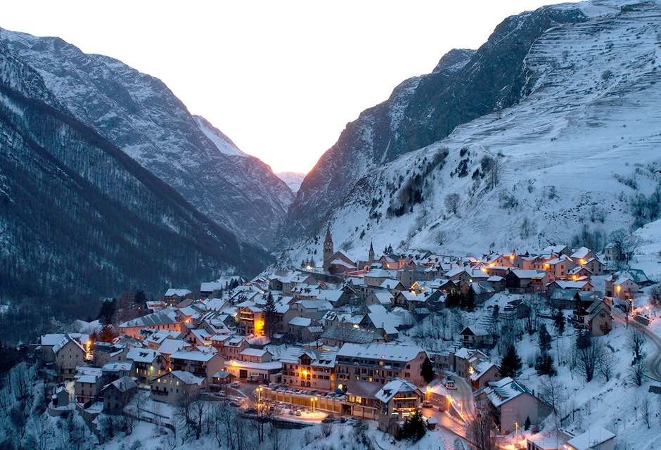 A 1450m, au cœur du massif des Ecrins, La Grave est un balcon ouvert sur le mythique sommet de la Meije, La mecque des skieurs hors-piste.