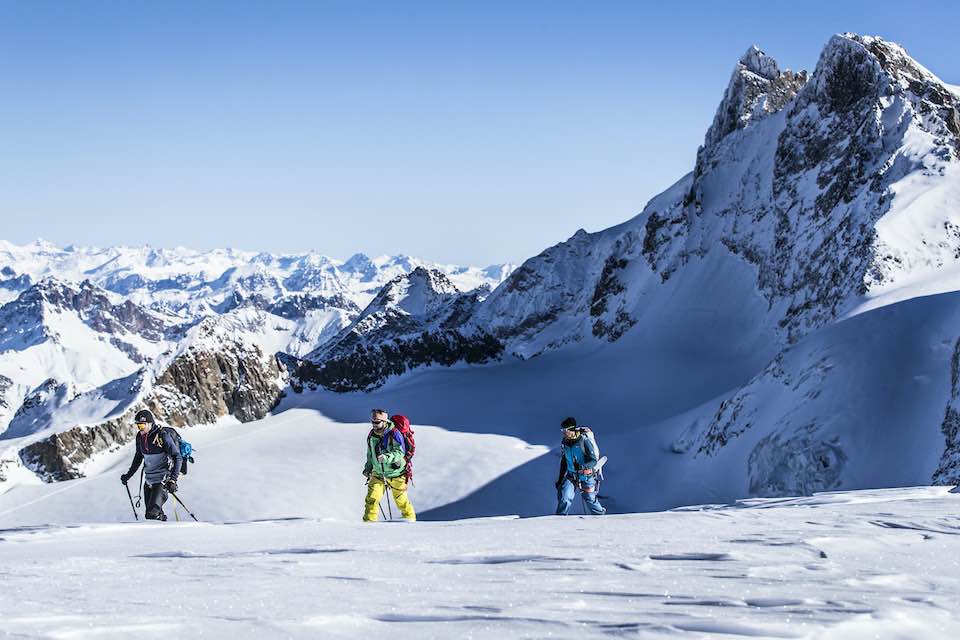 Le ski de randonnée au col de La Girose 3514m offre une variété d'itinéraires de 2300 mètres de dénivelée de descente sur La Grave avec les Guides Snowlegend