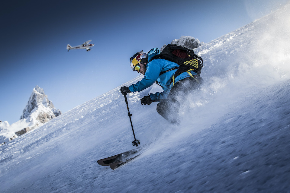  1 des 10 conseils des coachs freeride Snowlegend à La Grave : Pas de mouvements parasites dans le haut du corps Le seul mouvement est celui des poignets qui actionnent les bâtons, à l'image de baguettes de tambour rythmant la descente. Le haut du corps doit être totalement détendu, seul le bassin transfert l'énergie aux pieds.