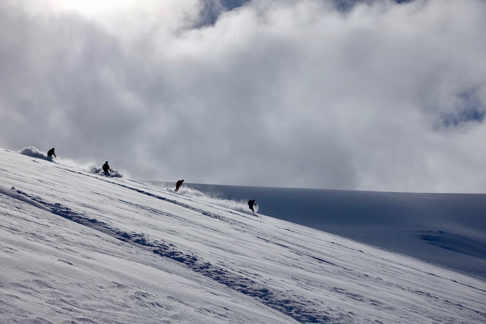 Suivez le guide Snowlegend en toute sécurité sur le glacier de La Girose pour faire de belles courbes en poudreuse à La Grave - La Meije !