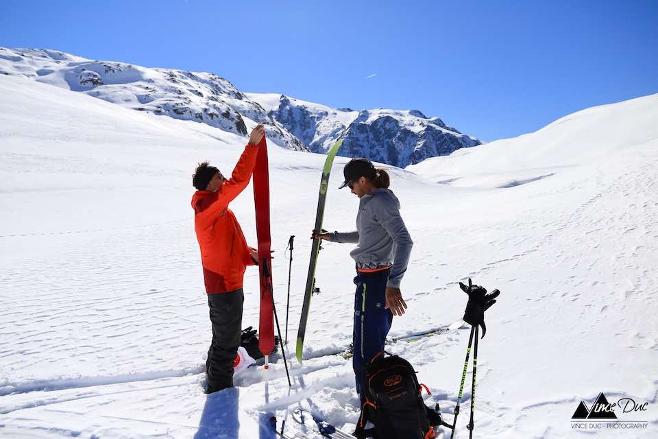 Le ski de randonnée autour de La Grave - La Meije offre un large choix d'itinéraires. Au sommet nous enlevons les peaux de phoque, pause casse-croûte et tour d'horizon des sommets environnants…