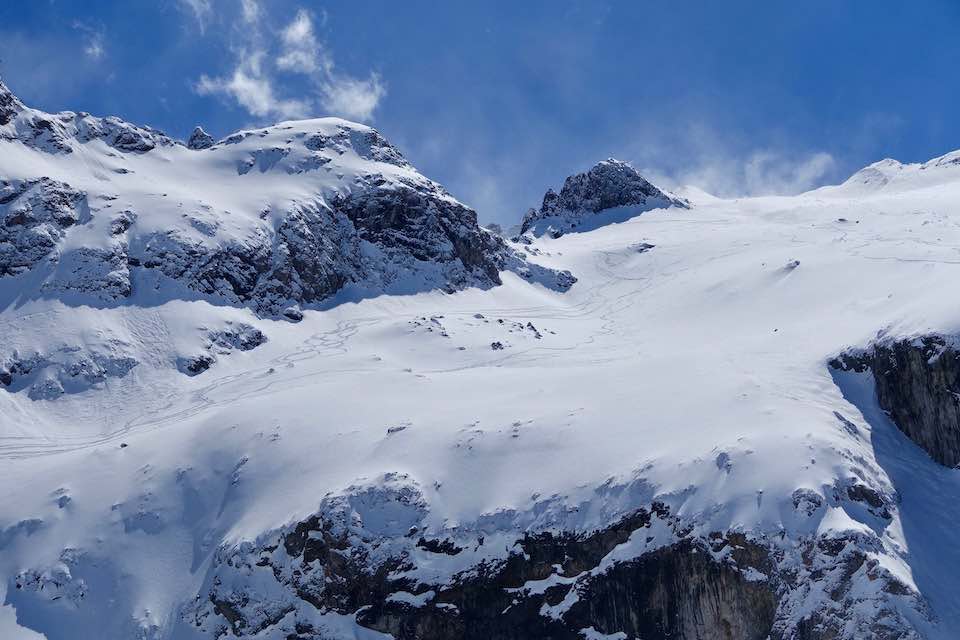 Les guides se délectent dans une poudreuse légère en avril dans les Vallons de Chancel. Janvril à La Grave !
