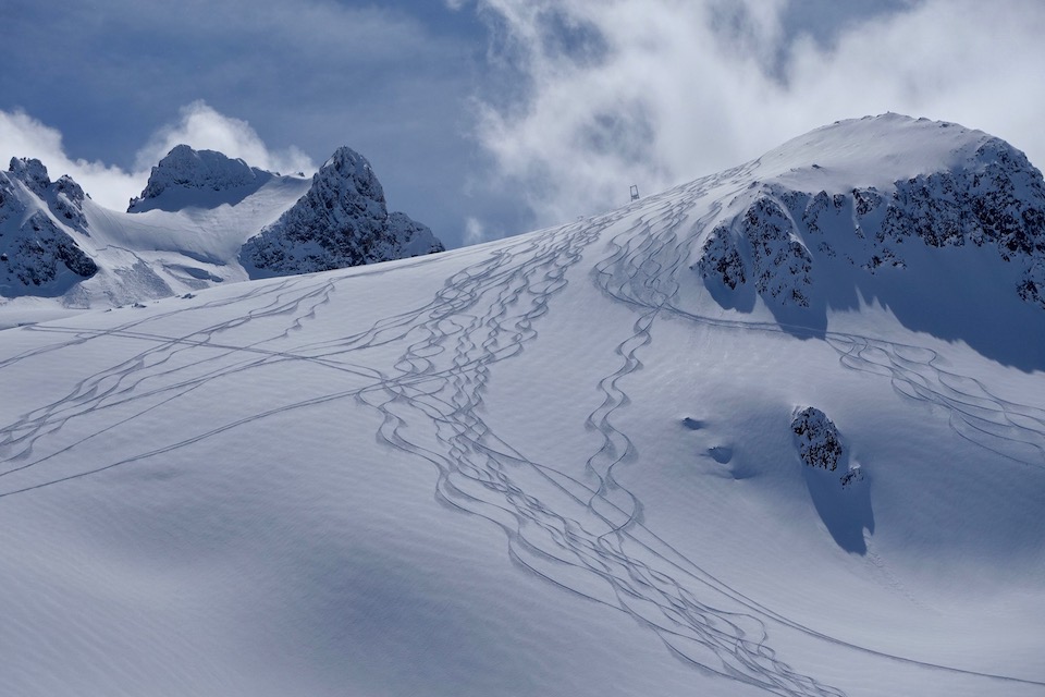 De belles traces de poudreuse à La Meije sur les itinéraires hors-normes de La Grave avec les guides Snowlegend.
