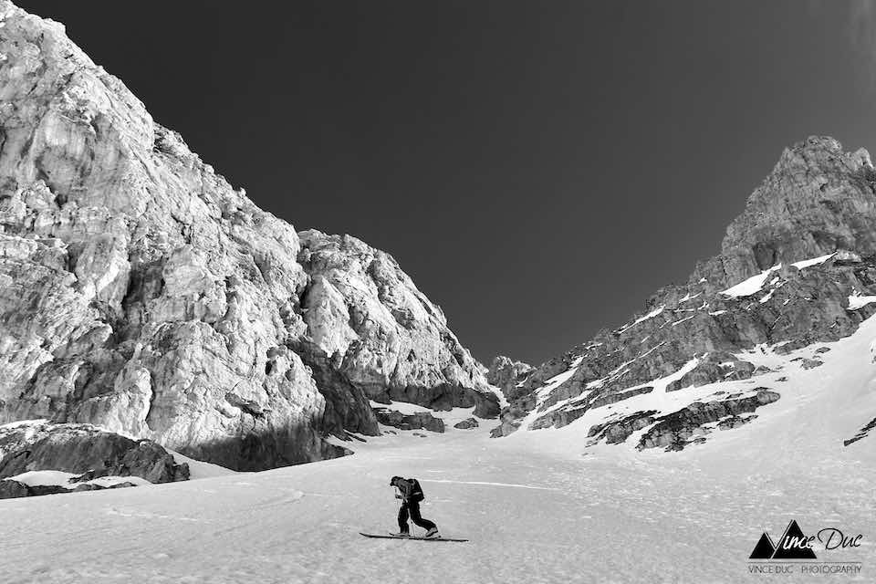 La montée, c'est le plaisir d'un effort régulier, à un rythme que le guide adapte à votre condition physique, dans l'ambiance paisible de la montagne sauvage, avec des pauses régulières pour s'hydrater et prendre des photos. 