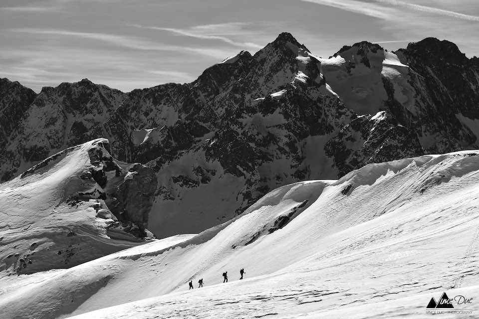 Le ski de rando permet d'explorer de beaux itinéraires dans les montagnes sauvages autour de La Grave - La Meije avec Guide Snowlegend. 