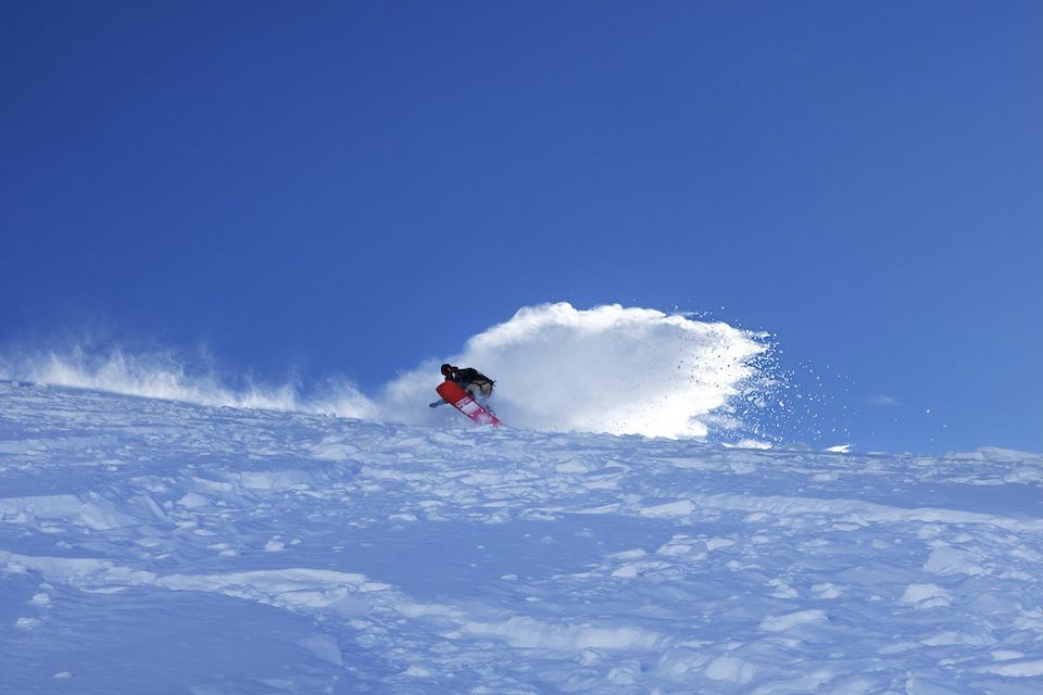 Les guides donnent des conseils de sécurité et privilégient de grands espaces pour tailler des belles courbes en poudreuse à La Grave